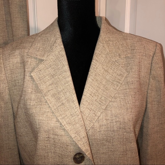 LeSuit Womenβs 2 Piece Suit - Picture 7 of 8